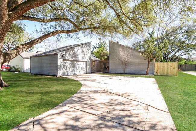 Building Photo - 15907 Red Willow Dr