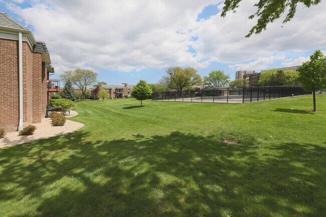 Building Photo - 10385 Dearlove Rd