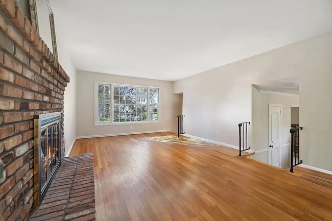 Building Photo - 15 Van Wyck Dr