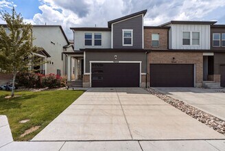 Building Photo - Great 3 Bed 3.5 Bath Townhome in Bluffdale!!