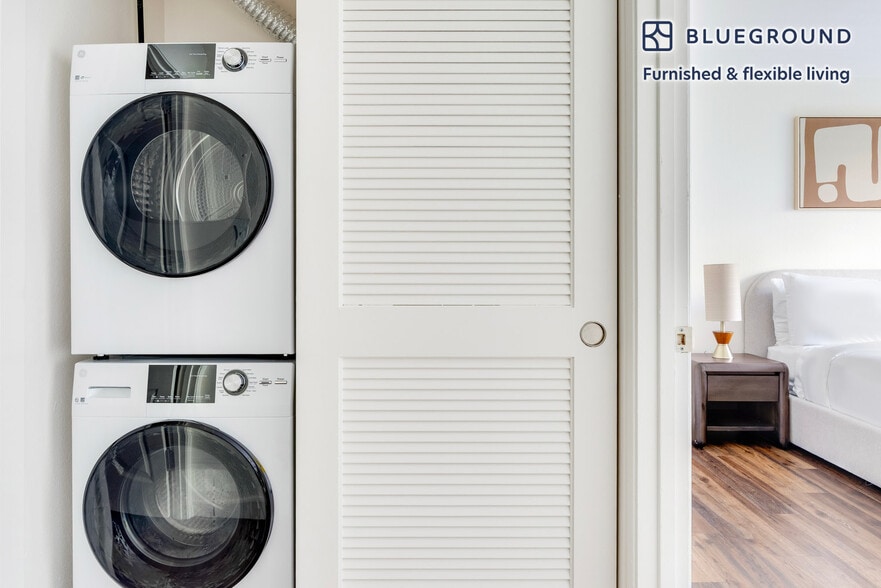 Building Photo - 900 Pepper Tree Ln