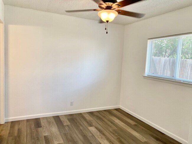 Building Photo - 3/2 Home Available for Lease!
