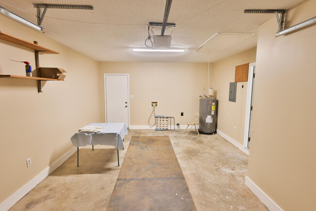 Building Photo - 213 Walker Cir W