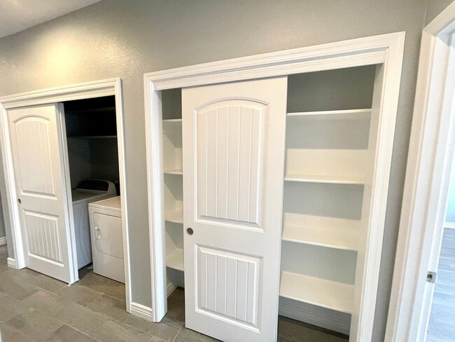 Building Photo - Beautiful 3 Bedroom Townhome Near Kingman Hospital!