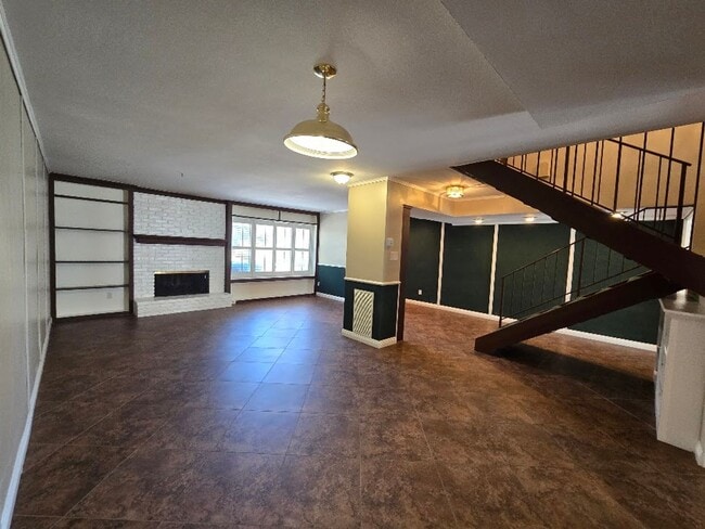 Building Photo - A Fabulous 3 Bedroom Townhome Centrally located.