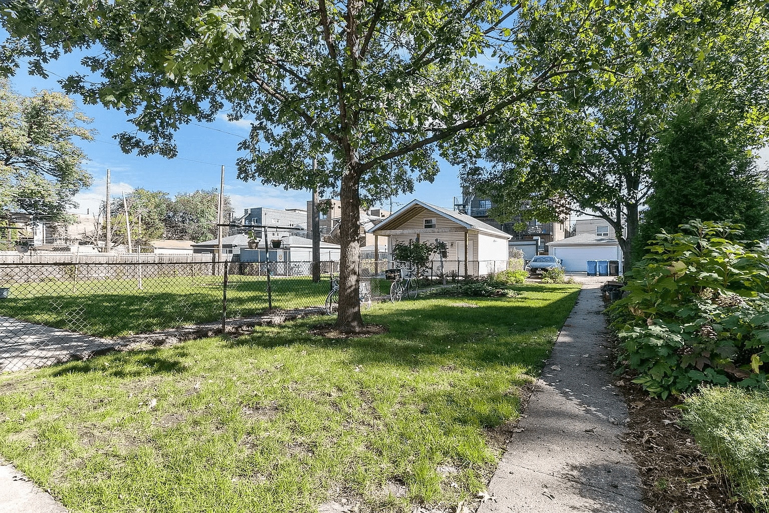 Building Photo - 1821 N Sawyer Ave