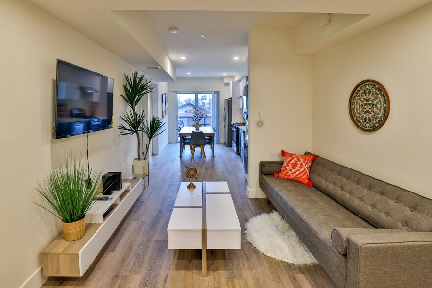 Building Photo - 1164 W 37th Pl