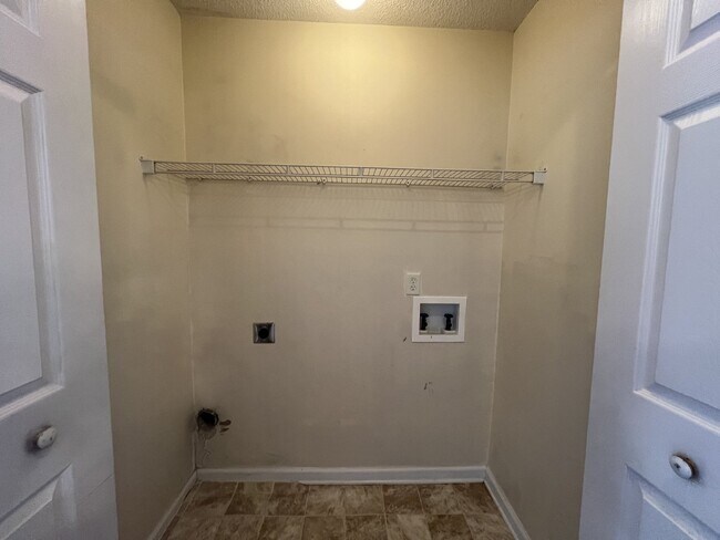 Building Photo - Apartment for Rent