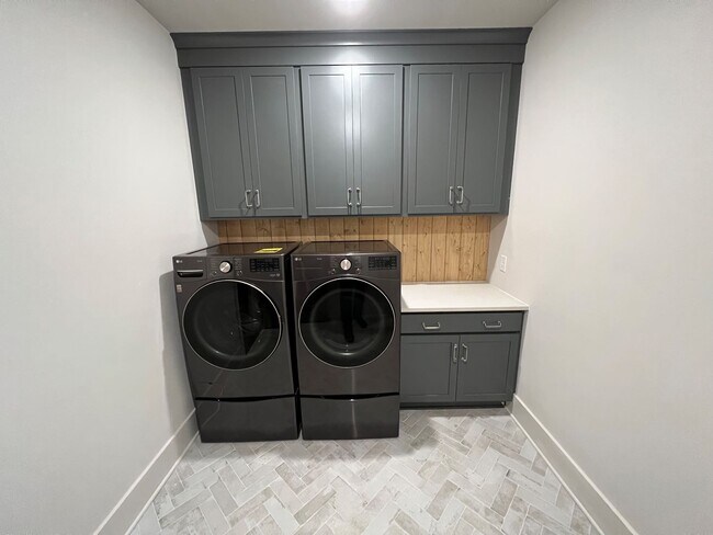 Building Photo - Luxurious 5 Bedroom, 3 Bathroom Home in Mc...