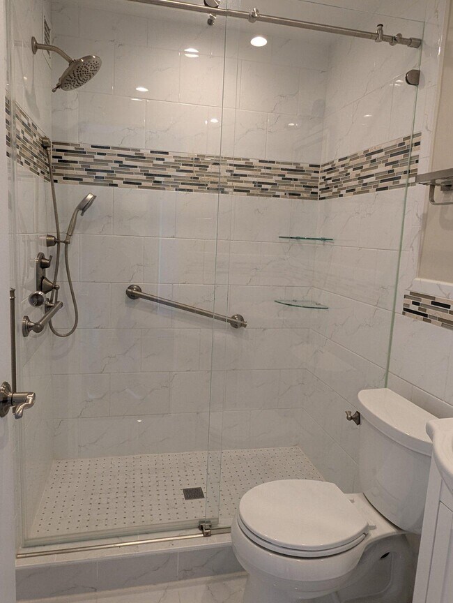 Building Photo - 6641 Wakefield Dr