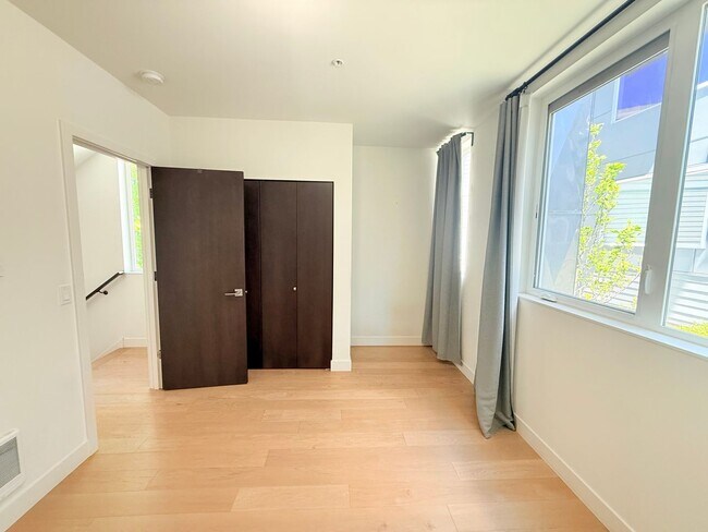 Building Photo - North Capitol Hill Townhome