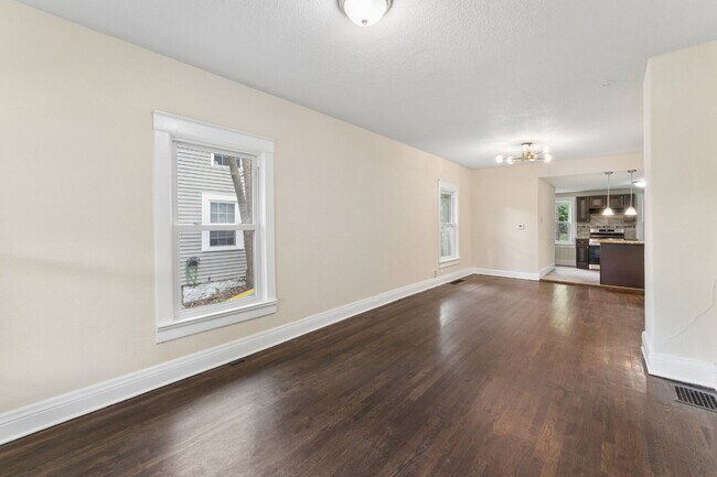 Building Photo - Charming 2-Bedroom Home!