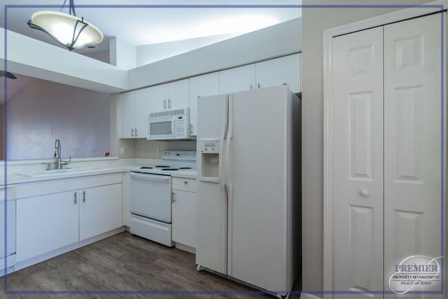 Building Photo - ***2+DEN/2 BATH***CENTRAL NAPLES***CYPRESS...