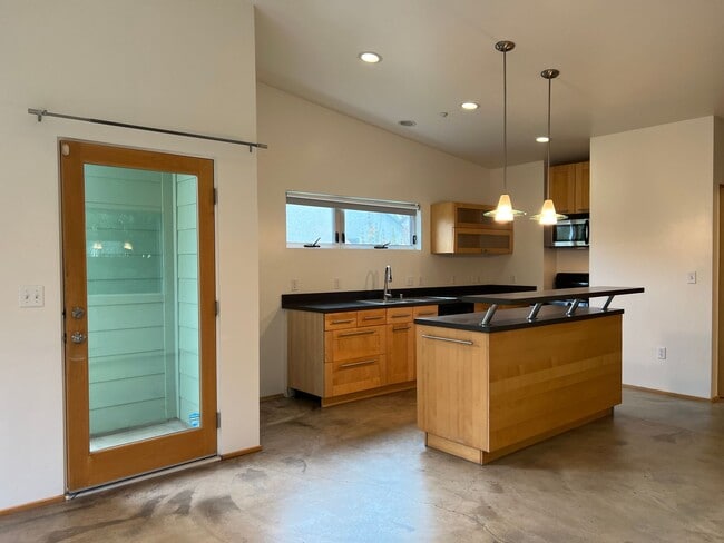 Building Photo - Super Sweet, Modern Style Back House