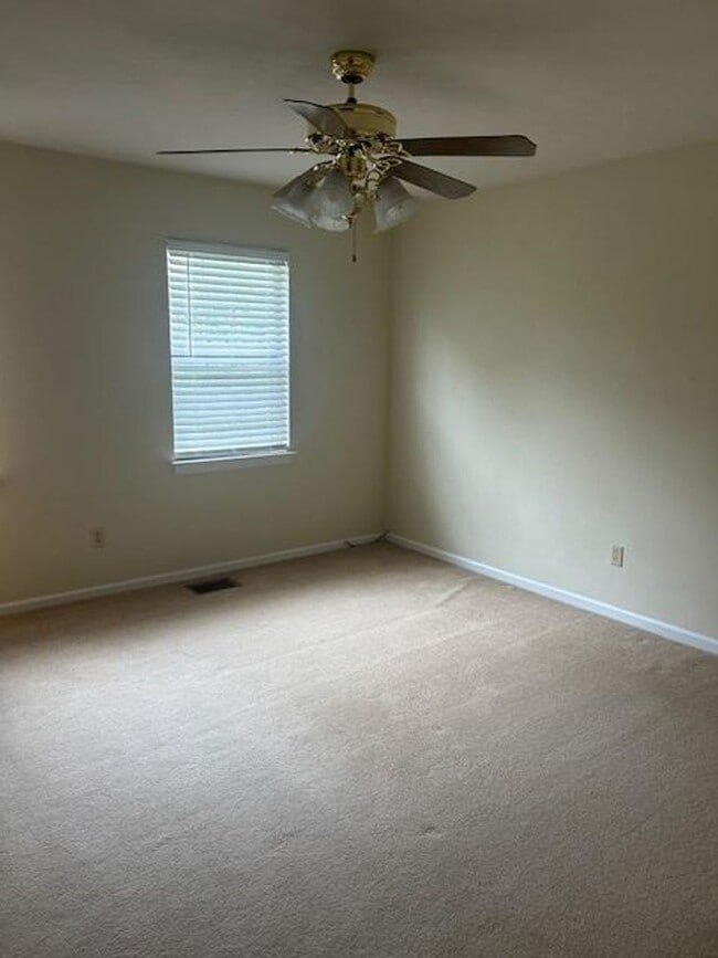 Building Photo - New Listing!