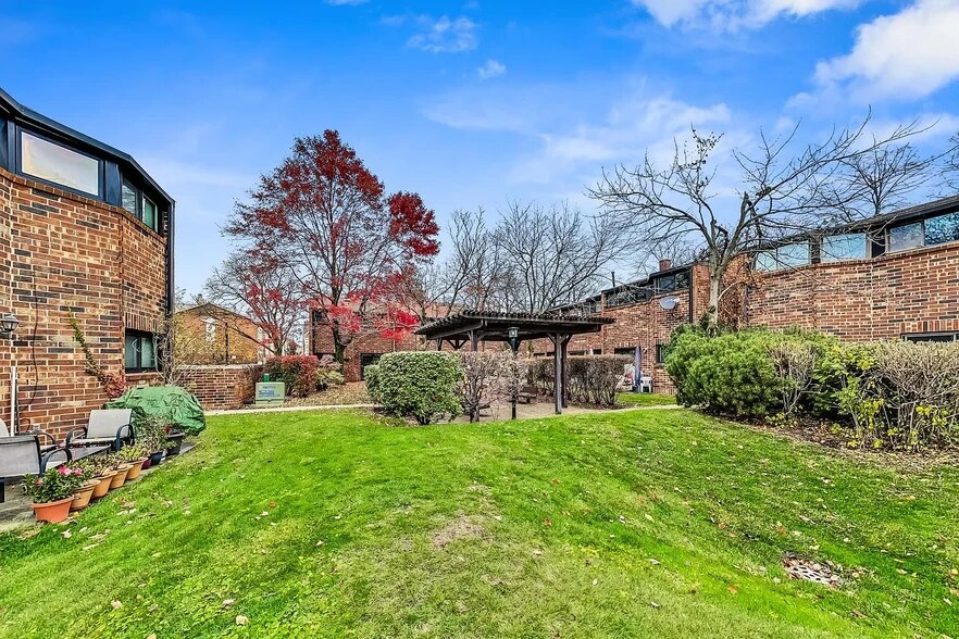 Secure gated courtyard - 810 S May St