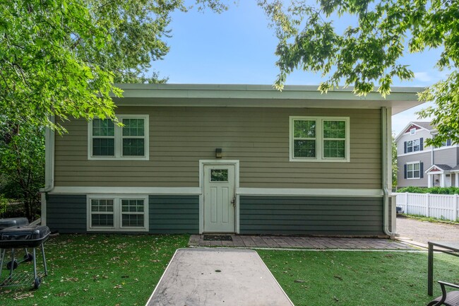 Building Photo - Spacious 1BR/1Bath apartment available Now!