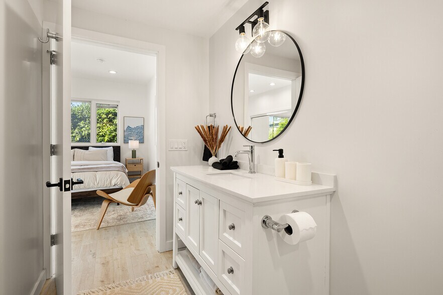 Building Photo - 831 Dickson St