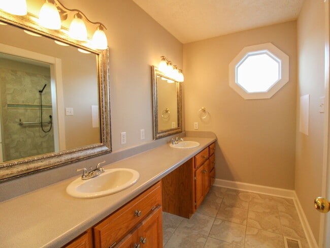 Building Photo - Spacious home!