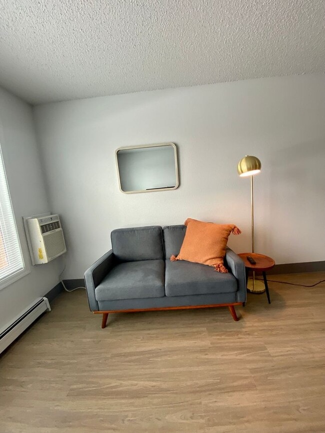 Building Photo - FURNISHED, 1 bed 1 bath in newly renovated...