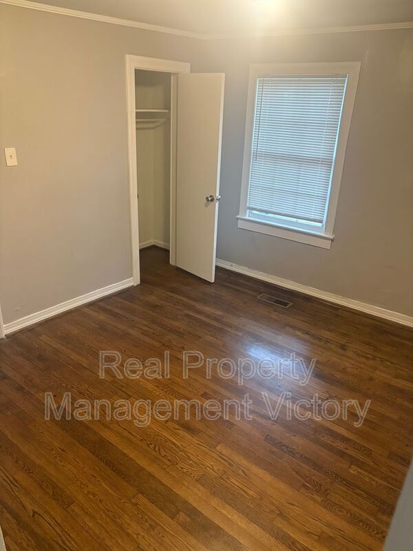 Building Photo - 205 Pinewood Ave