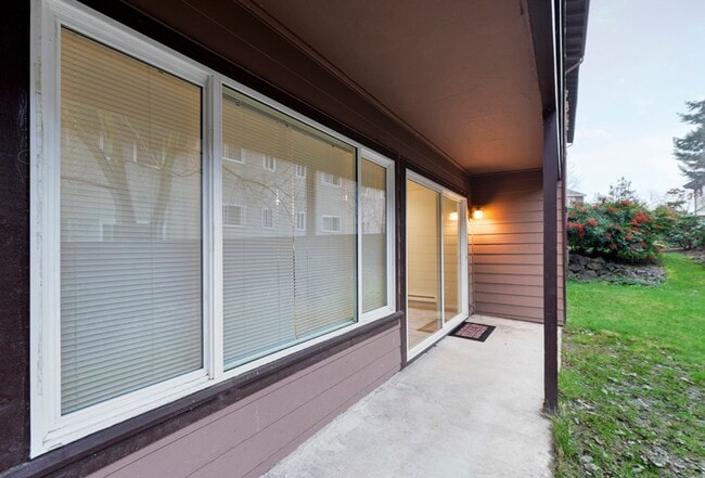 Building Photo - Beautifully Remodeled 2 Bedroom One Bath Condo Burien near Seattle