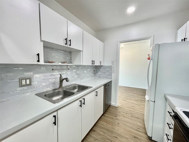 Building Photo - 400 N Riverside Dr