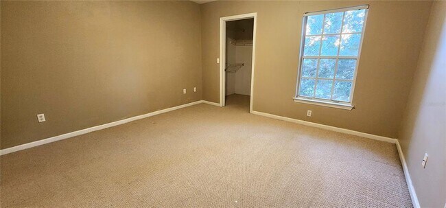 Building Photo - 712 Crest Pines Dr