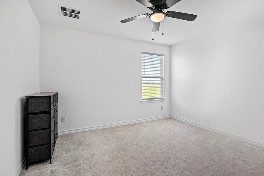Building Photo - Room in House on Doodle Ln