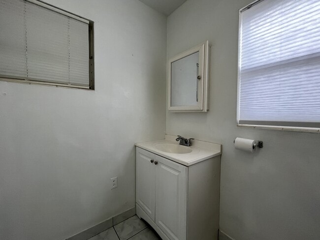 Building Photo - 2521 Kingsland Ave