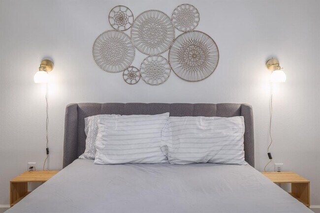 Building Photo - 1422 Collier St