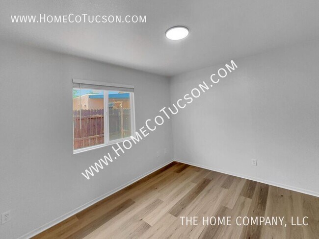 Building Photo - 2525 N Fair Oaks Ave