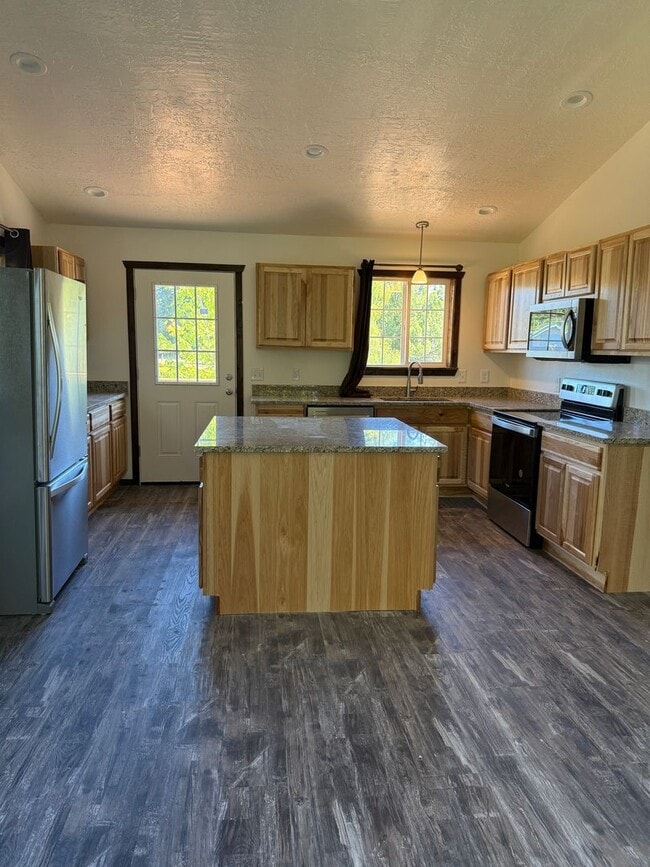 Building Photo - Country Living in this new remodel house