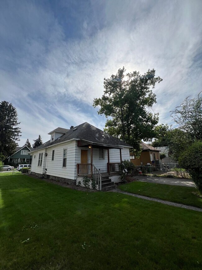 Building Photo - Charming 4 Bed 2 Bath in Gonzaga!!
