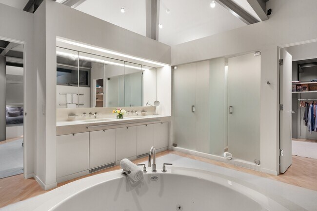 Building Photo - 821 Cluny Rd