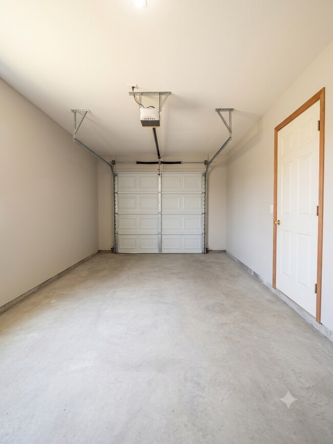 Building Photo - 314 Country Club Dr