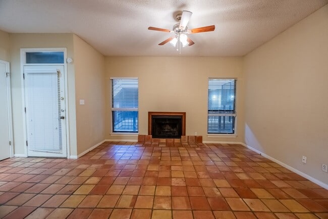 Building Photo - Robbins Place #208