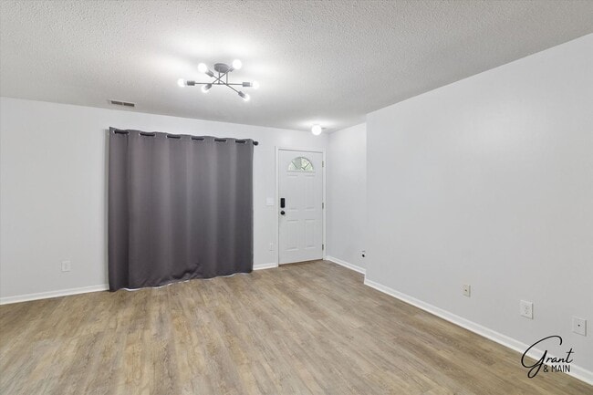 Building Photo - 2 bedroom ranch style condo $1650