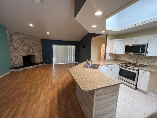 Building Photo - 1925 SE Cheltenham St