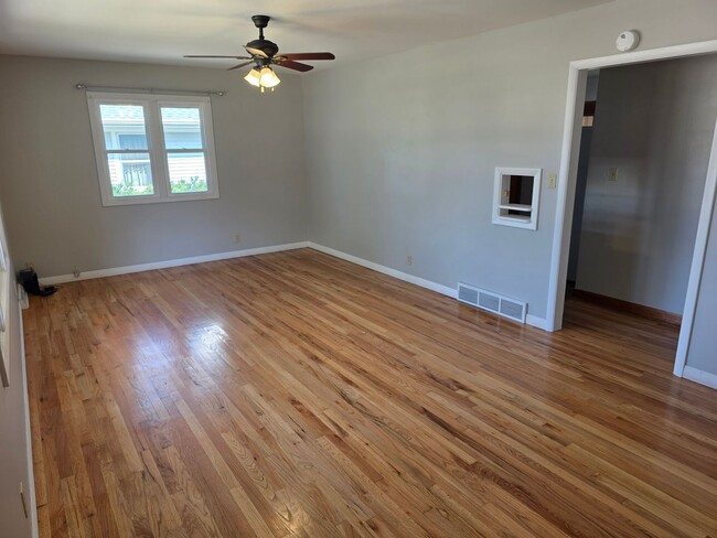 Building Photo - 1005 W Park-