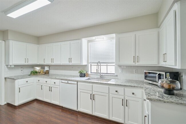 Building Photo - 26611 Oak Hill Dr