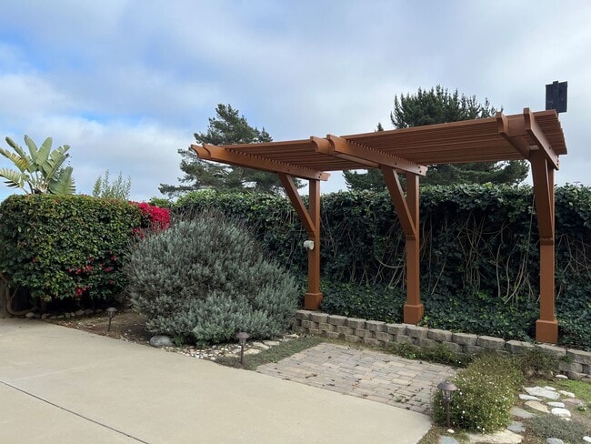 Building Photo - Updated Summerwood home