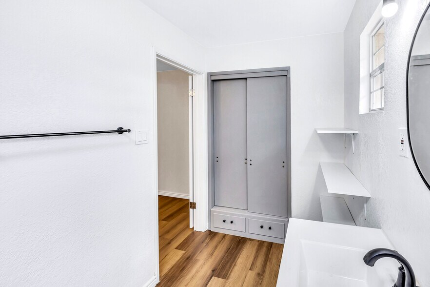 Building Photo - 1713 W Hazelwood St