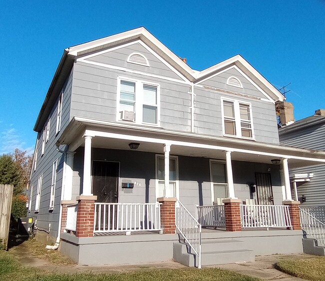 Building Photo - Freshly painted with new appliances and ma...