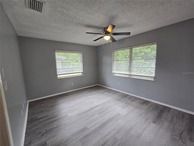 Building Photo - 7056 W Country Club Dr N