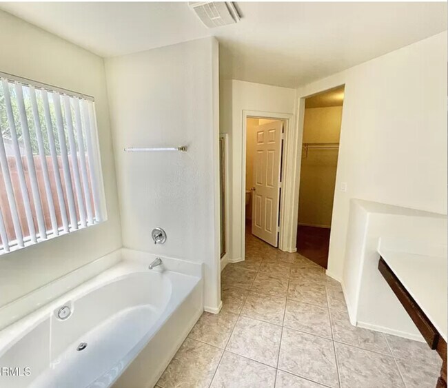 Building Photo - 608 W Rattlesnake Pl