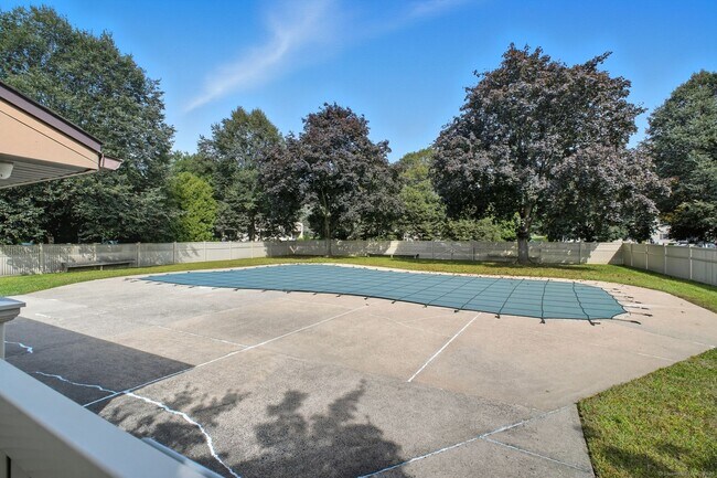 Building Photo - 402 Twin Circle Dr