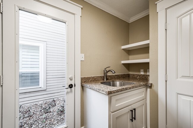 Building Photo - 2506 S Strathford Ln