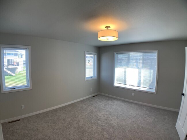 Building Photo - 4 Bed 3 Bath Single Family Home
