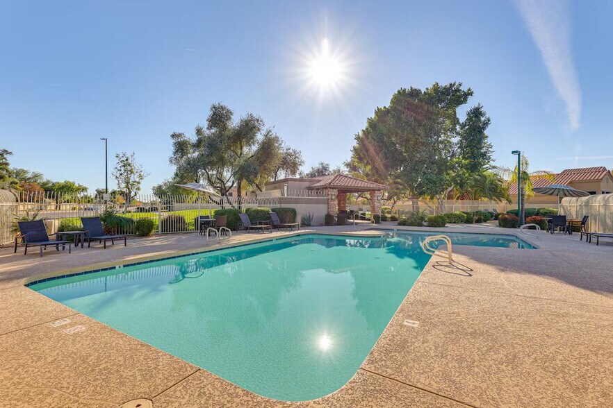 Building Photo - 253 E Vaughn Ave